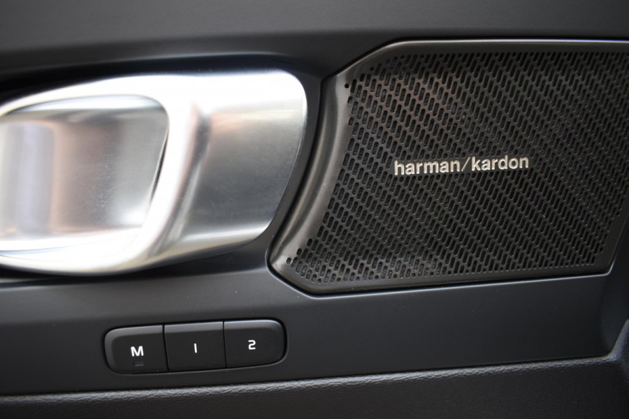 Volvo XC40 T5 262PK Automaat Plug-in Hybrid Ultimate Dark / Adaptieve Cruisecontrol / Elektr. schuifdak / Leer / Stoelverwarming / Stuurverwarming / Elektrische Stoelen / Trekhaak / Elektr. achterklep / Harman Kardon / 360 graden camera