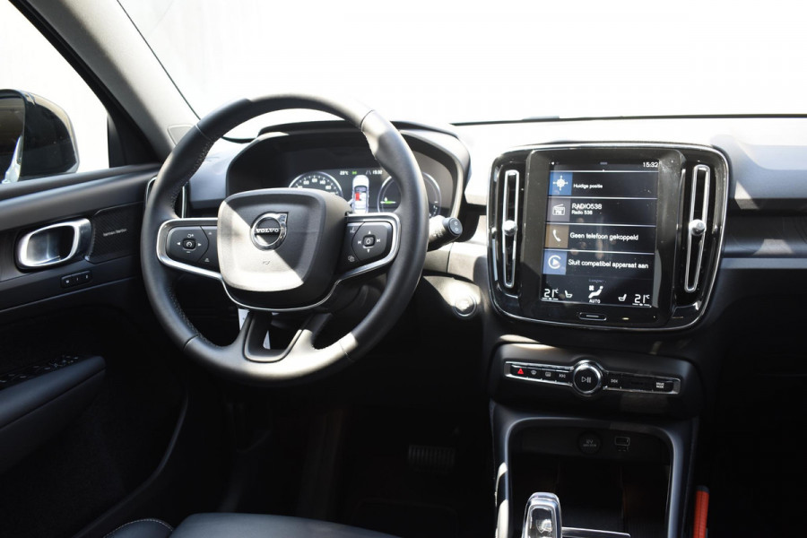 Volvo XC40 T5 262PK Automaat Plug-in Hybrid Ultimate Dark / Adaptieve Cruisecontrol / Elektr. schuifdak / Leer / Stoelverwarming / Stuurverwarming / Elektrische Stoelen / Trekhaak / Elektr. achterklep / Harman Kardon / 360 graden camera