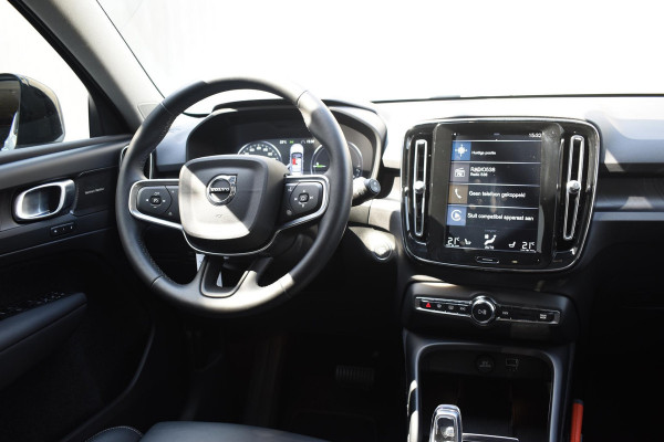 Volvo XC40 T5 262PK Automaat Plug-in Hybrid Ultimate Dark / Adaptieve Cruisecontrol / Elektr. schuifdak / Leer / Stoelverwarming / Stuurverwarming / Elektrische Stoelen / Trekhaak / Elektr. achterklep / Harman Kardon / 360 graden camera