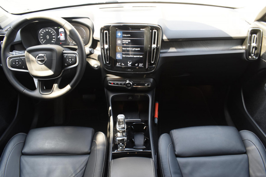 Volvo XC40 T5 262PK Automaat Plug-in Hybrid Ultimate Dark / Adaptieve Cruisecontrol / Elektr. schuifdak / Leer / Stoelverwarming / Stuurverwarming / Elektrische Stoelen / Trekhaak / Elektr. achterklep / Harman Kardon / 360 graden camera