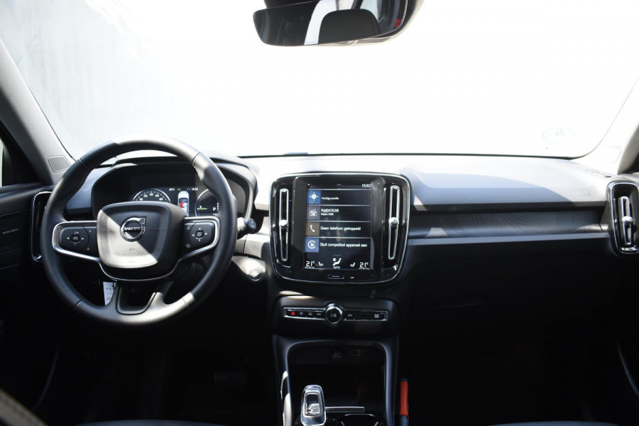 Volvo XC40 T5 262PK Automaat Plug-in Hybrid Ultimate Dark / Adaptieve Cruisecontrol / Elektr. schuifdak / Leer / Stoelverwarming / Stuurverwarming / Elektrische Stoelen / Trekhaak / Elektr. achterklep / Harman Kardon / 360 graden camera