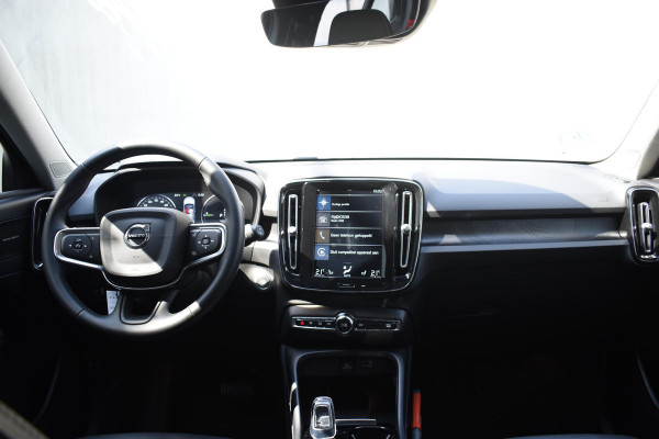 Volvo XC40 T5 262PK Automaat Plug-in Hybrid Ultimate Dark / Adaptieve Cruisecontrol / Elektr. schuifdak / Leer / Stoelverwarming / Stuurverwarming / Elektrische Stoelen / Trekhaak / Elektr. achterklep / Harman Kardon / 360 graden camera