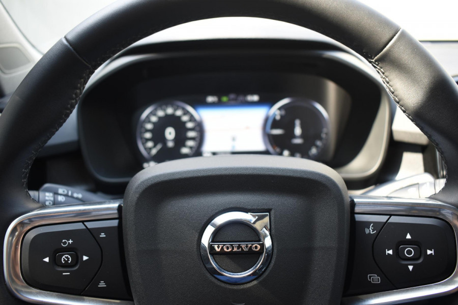 Volvo XC40 T5 262PK Automaat Plug-in Hybrid Ultimate Dark / Adaptieve Cruisecontrol / Elektr. schuifdak / Leer / Stoelverwarming / Stuurverwarming / Elektrische Stoelen / Trekhaak / Elektr. achterklep / Harman Kardon / 360 graden camera