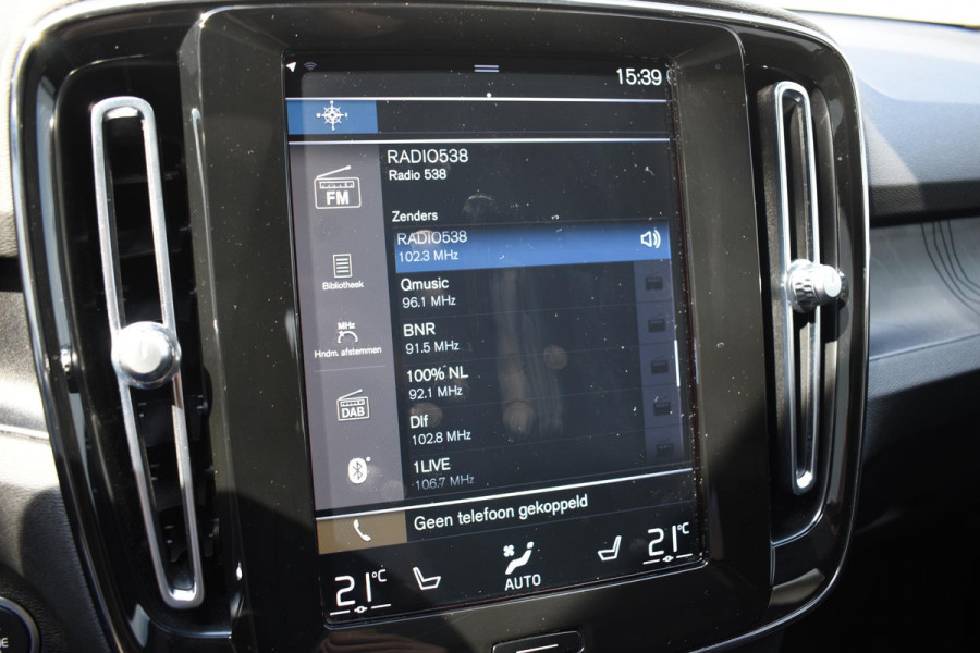 Volvo XC40 T5 262PK Automaat Plug-in Hybrid Ultimate Dark / Adaptieve Cruisecontrol / Elektr. schuifdak / Leer / Stoelverwarming / Stuurverwarming / Elektrische Stoelen / Trekhaak / Elektr. achterklep / Harman Kardon / 360 graden camera