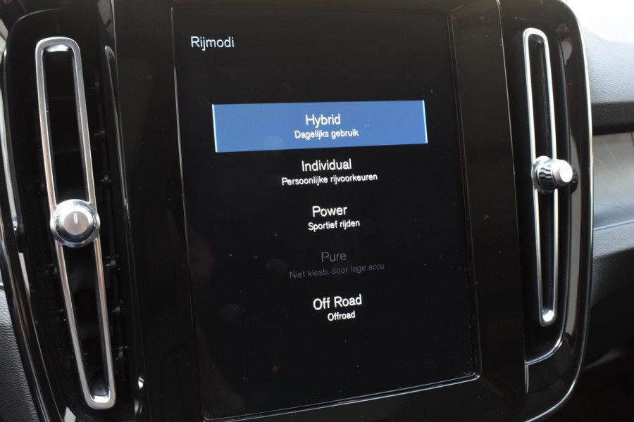 Volvo XC40 T5 262PK Automaat Plug-in Hybrid Ultimate Dark / Adaptieve Cruisecontrol / Elektr. schuifdak / Leer / Stoelverwarming / Stuurverwarming / Elektrische Stoelen / Trekhaak / Elektr. achterklep / Harman Kardon / 360 graden camera
