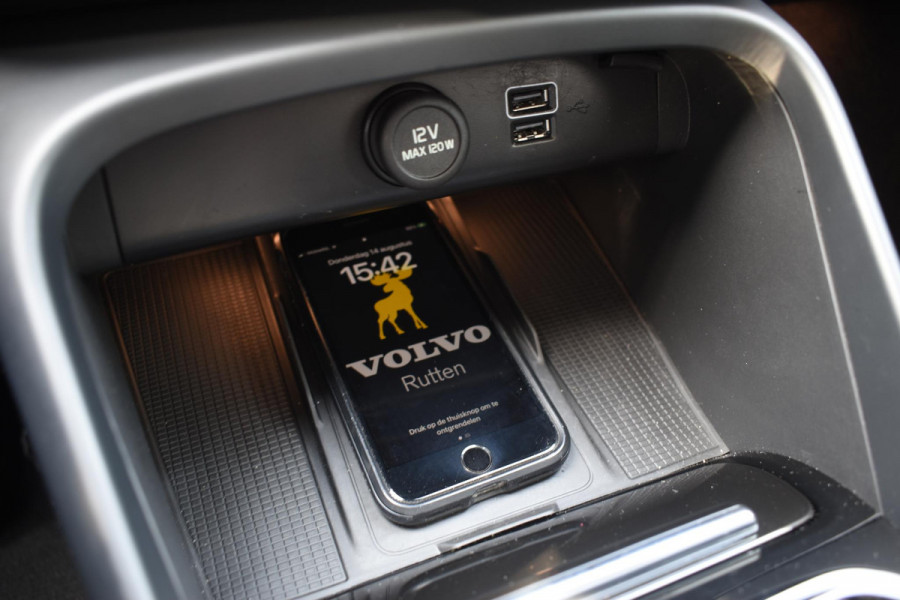 Volvo XC40 T5 262PK Automaat Plug-in Hybrid Ultimate Dark / Adaptieve Cruisecontrol / Elektr. schuifdak / Leer / Stoelverwarming / Stuurverwarming / Elektrische Stoelen / Trekhaak / Elektr. achterklep / Harman Kardon / 360 graden camera