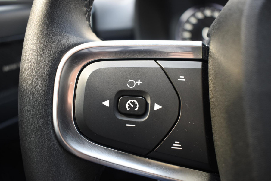 Volvo XC40 T5 262PK Automaat Plug-in Hybrid Ultimate Dark / Adaptieve Cruisecontrol / Elektr. schuifdak / Leer / Stoelverwarming / Stuurverwarming / Elektrische Stoelen / Trekhaak / Elektr. achterklep / Harman Kardon / 360 graden camera