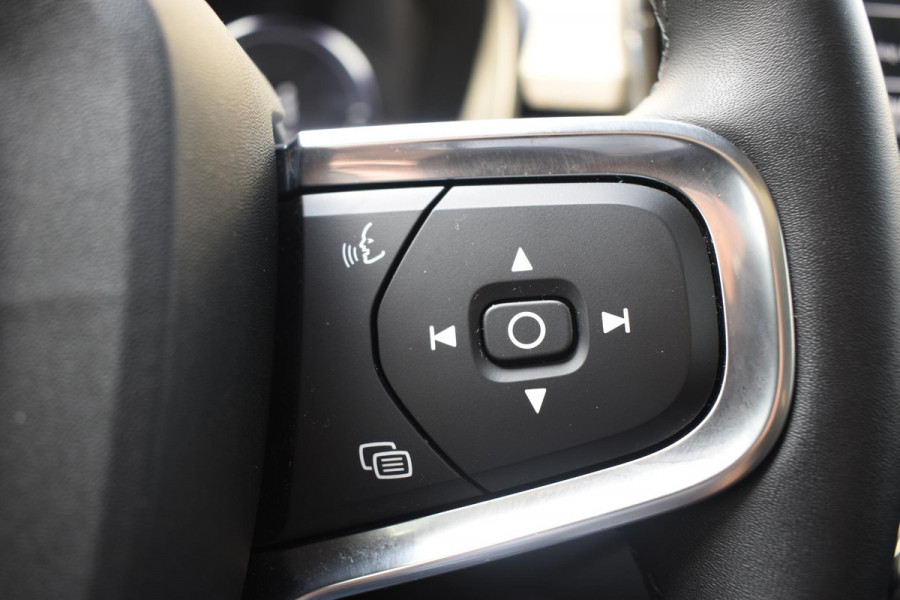 Volvo XC40 T5 262PK Automaat Plug-in Hybrid Ultimate Dark / Adaptieve Cruisecontrol / Elektr. schuifdak / Leer / Stoelverwarming / Stuurverwarming / Elektrische Stoelen / Trekhaak / Elektr. achterklep / Harman Kardon / 360 graden camera
