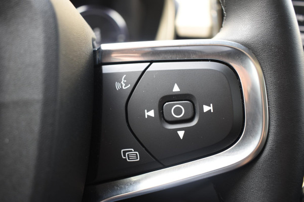 Volvo XC40 T5 262PK Automaat Plug-in Hybrid Ultimate Dark / Adaptieve Cruisecontrol / Elektr. schuifdak / Leer / Stoelverwarming / Stuurverwarming / Elektrische Stoelen / Trekhaak / Elektr. achterklep / Harman Kardon / 360 graden camera