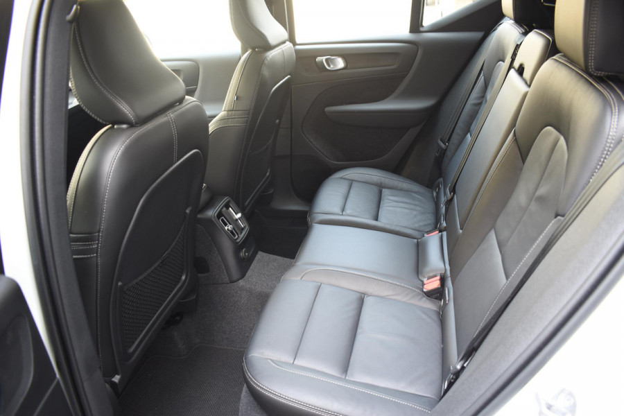 Volvo XC40 T5 262PK Automaat Plug-in Hybrid Ultimate Dark / Adaptieve Cruisecontrol / Elektr. schuifdak / Leer / Stoelverwarming / Stuurverwarming / Elektrische Stoelen / Trekhaak / Elektr. achterklep / Harman Kardon / 360 graden camera