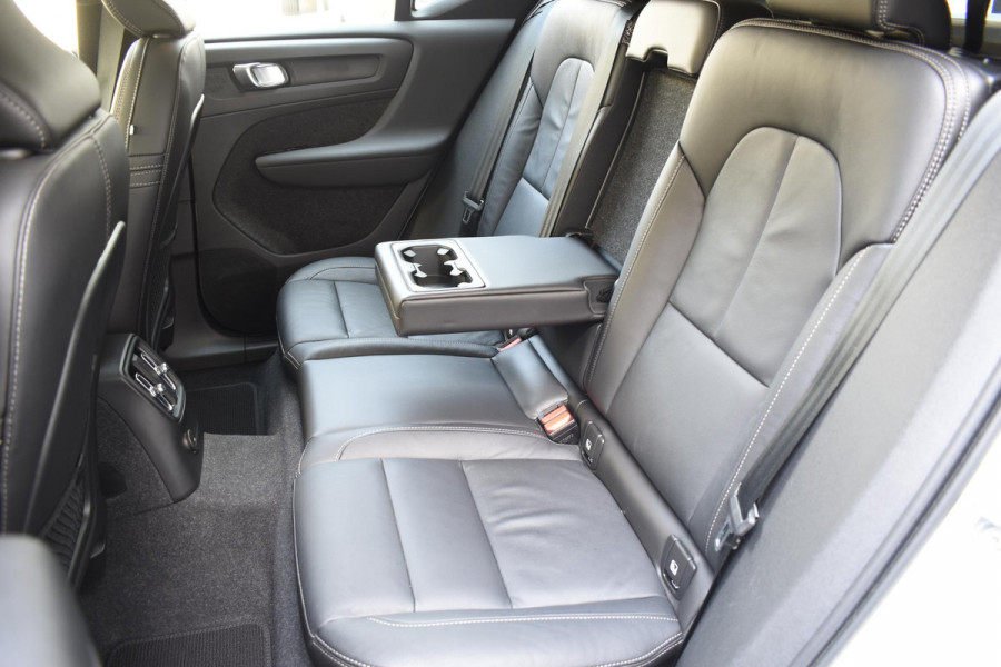 Volvo XC40 T5 262PK Automaat Plug-in Hybrid Ultimate Dark / Adaptieve Cruisecontrol / Elektr. schuifdak / Leer / Stoelverwarming / Stuurverwarming / Elektrische Stoelen / Trekhaak / Elektr. achterklep / Harman Kardon / 360 graden camera