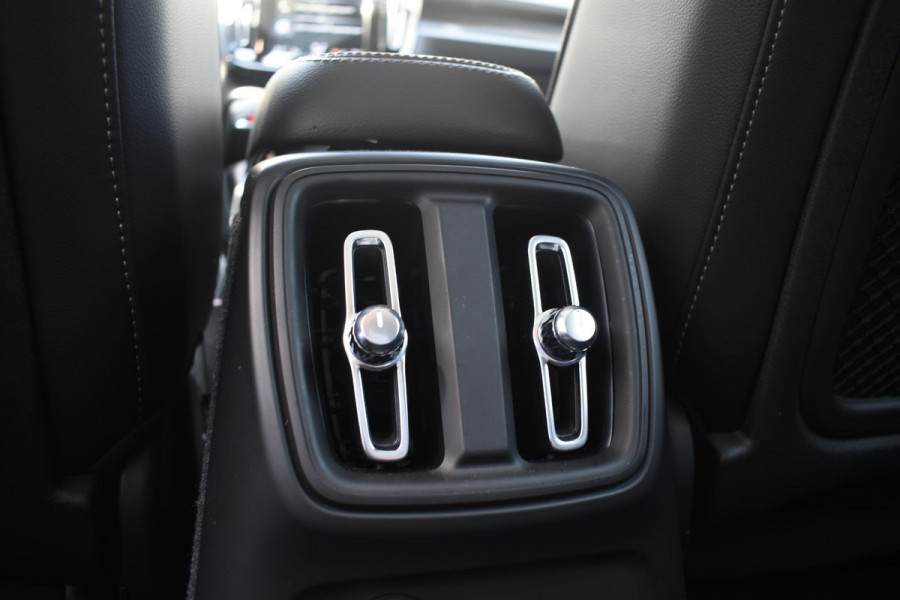 Volvo XC40 T5 262PK Automaat Plug-in Hybrid Ultimate Dark / Adaptieve Cruisecontrol / Elektr. schuifdak / Leer / Stoelverwarming / Stuurverwarming / Elektrische Stoelen / Trekhaak / Elektr. achterklep / Harman Kardon / 360 graden camera