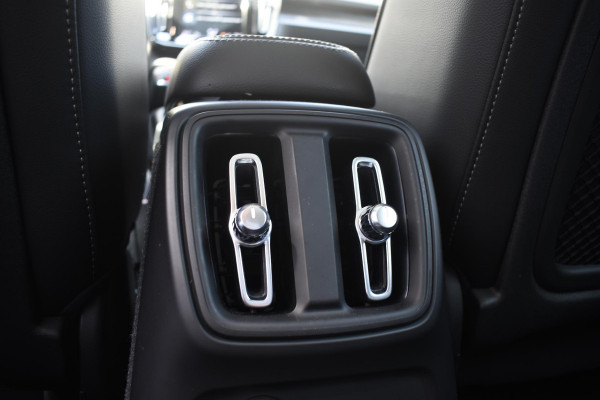 Volvo XC40 T5 262PK Automaat Plug-in Hybrid Ultimate Dark / Adaptieve Cruisecontrol / Elektr. schuifdak / Leer / Stoelverwarming / Stuurverwarming / Elektrische Stoelen / Trekhaak / Elektr. achterklep / Harman Kardon / 360 graden camera