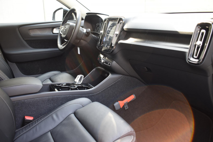 Volvo XC40 T5 262PK Automaat Plug-in Hybrid Ultimate Dark / Adaptieve Cruisecontrol / Elektr. schuifdak / Leer / Stoelverwarming / Stuurverwarming / Elektrische Stoelen / Trekhaak / Elektr. achterklep / Harman Kardon / 360 graden camera