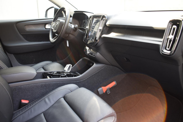 Volvo XC40 T5 262PK Automaat Plug-in Hybrid Ultimate Dark / Adaptieve Cruisecontrol / Elektr. schuifdak / Leer / Stoelverwarming / Stuurverwarming / Elektrische Stoelen / Trekhaak / Elektr. achterklep / Harman Kardon / 360 graden camera