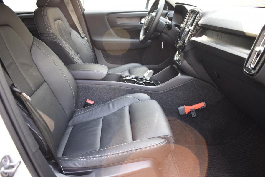 Volvo XC40 T5 262PK Automaat Plug-in Hybrid Ultimate Dark / Adaptieve Cruisecontrol / Elektr. schuifdak / Leer / Stoelverwarming / Stuurverwarming / Elektrische Stoelen / Trekhaak / Elektr. achterklep / Harman Kardon / 360 graden camera
