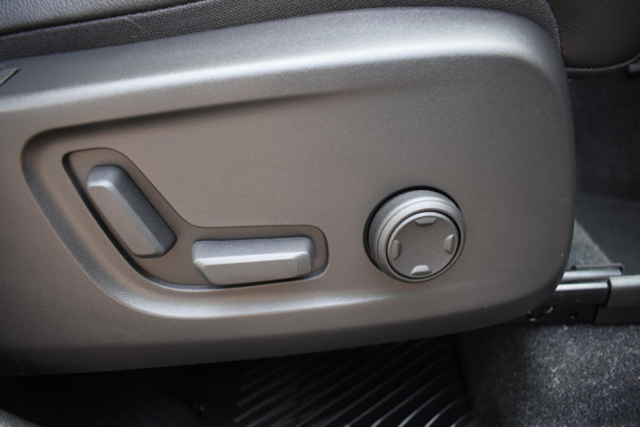 Volvo XC40 T5 262PK Automaat Plug-in Hybrid Ultimate Dark / Adaptieve Cruisecontrol / Elektr. schuifdak / Leer / Stoelverwarming / Stuurverwarming / Elektrische Stoelen / Trekhaak / Elektr. achterklep / Harman Kardon / 360 graden camera