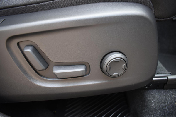 Volvo XC40 T5 262PK Automaat Plug-in Hybrid Ultimate Dark / Adaptieve Cruisecontrol / Elektr. schuifdak / Leer / Stoelverwarming / Stuurverwarming / Elektrische Stoelen / Trekhaak / Elektr. achterklep / Harman Kardon / 360 graden camera