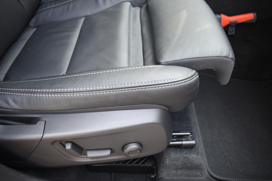 Volvo XC40 T5 262PK Automaat Plug-in Hybrid Ultimate Dark / Adaptieve Cruisecontrol / Elektr. schuifdak / Leer / Stoelverwarming / Stuurverwarming / Elektrische Stoelen / Trekhaak / Elektr. achterklep / Harman Kardon / 360 graden camera