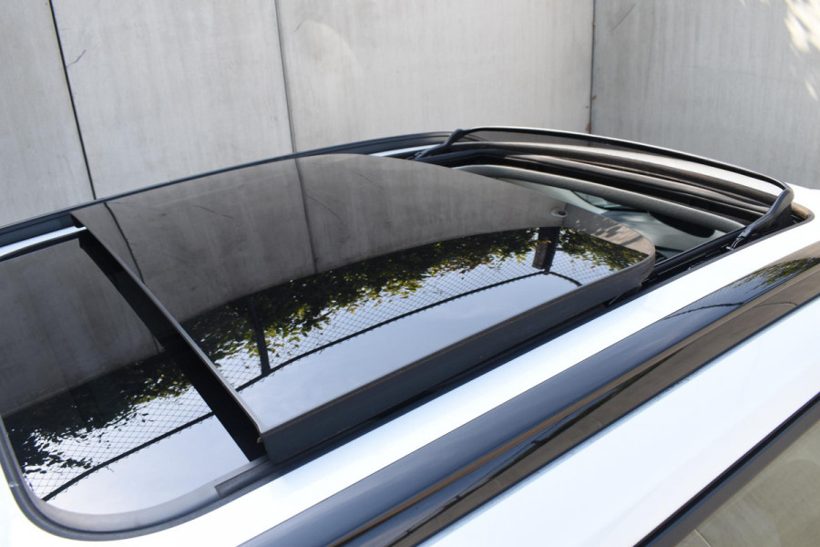 Volvo XC40 T5 262PK Automaat Plug-in Hybrid Ultimate Dark / Adaptieve Cruisecontrol / Elektr. schuifdak / Leer / Stoelverwarming / Stuurverwarming / Elektrische Stoelen / Trekhaak / Elektr. achterklep / Harman Kardon / 360 graden camera