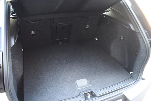 Volvo XC40 T5 262PK Automaat Plug-in Hybrid Ultimate Dark / Adaptieve Cruisecontrol / Elektr. schuifdak / Leer / Stoelverwarming / Stuurverwarming / Elektrische Stoelen / Trekhaak / Elektr. achterklep / Harman Kardon / 360 graden camera