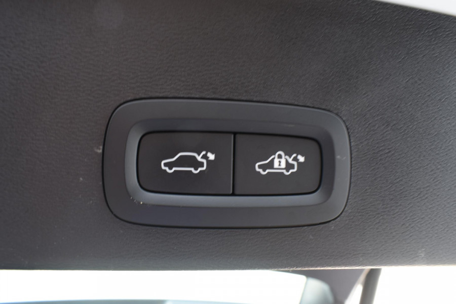 Volvo XC40 T5 262PK Automaat Plug-in Hybrid Ultimate Dark / Adaptieve Cruisecontrol / Elektr. schuifdak / Leer / Stoelverwarming / Stuurverwarming / Elektrische Stoelen / Trekhaak / Elektr. achterklep / Harman Kardon / 360 graden camera