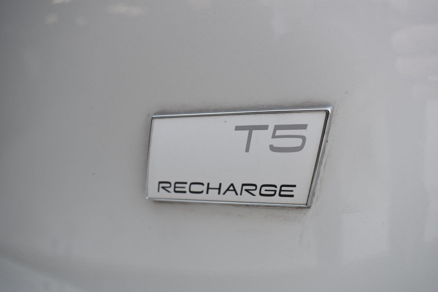 Volvo XC40 T5 262PK Automaat Plug-in Hybrid Ultimate Dark / Adaptieve Cruisecontrol / Elektr. schuifdak / Leer / Stoelverwarming / Stuurverwarming / Elektrische Stoelen / Trekhaak / Elektr. achterklep / Harman Kardon / 360 graden camera