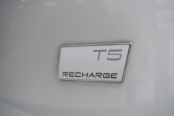 Volvo XC40 T5 262PK Automaat Plug-in Hybrid Ultimate Dark / Adaptieve Cruisecontrol / Elektr. schuifdak / Leer / Stoelverwarming / Stuurverwarming / Elektrische Stoelen / Trekhaak / Elektr. achterklep / Harman Kardon / 360 graden camera