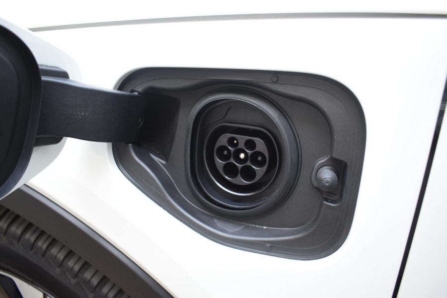 Volvo XC40 T5 262PK Automaat Plug-in Hybrid Ultimate Dark / Adaptieve Cruisecontrol / Elektr. schuifdak / Leer / Stoelverwarming / Stuurverwarming / Elektrische Stoelen / Trekhaak / Elektr. achterklep / Harman Kardon / 360 graden camera