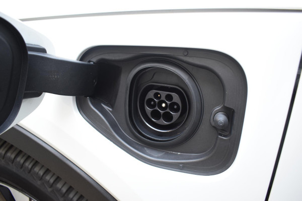 Volvo XC40 T5 262PK Automaat Plug-in Hybrid Ultimate Dark / Adaptieve Cruisecontrol / Elektr. schuifdak / Leer / Stoelverwarming / Stuurverwarming / Elektrische Stoelen / Trekhaak / Elektr. achterklep / Harman Kardon / 360 graden camera
