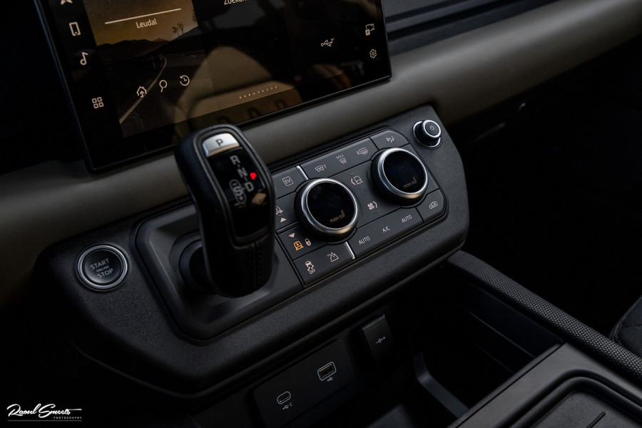Land Rover Defender 2.0 P400e 110 X-Dynamic HSE | Full Stealth PPF | Adaptieve Cruise | Panorama dak | Zwenkbare trekhaak | Meridian |