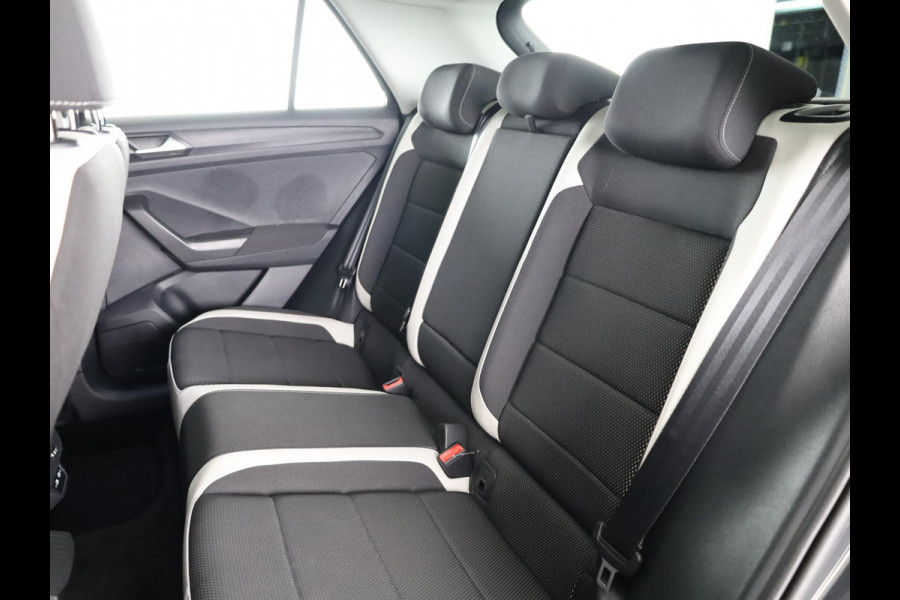 Volkswagen T-Roc 1.5 TSI Sport 150 pk Automaat (DSG) | Navigatie | Trekhaak | Parkeersensoren | Adaptieve cruise control | Elektr. achterklep |
