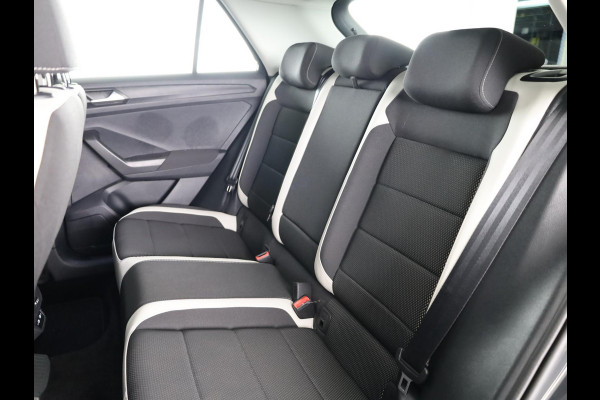 Volkswagen T-Roc 1.5 TSI Sport 150 pk Automaat (DSG) | Navigatie | Trekhaak | Parkeersensoren | Adaptieve cruise control | Elektr. achterklep |