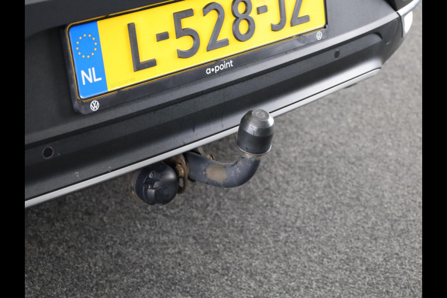 Volkswagen T-Roc 1.5 TSI Sport 150 pk Automaat (DSG) | Navigatie | Trekhaak | Parkeersensoren | Adaptieve cruise control | Elektr. achterklep |