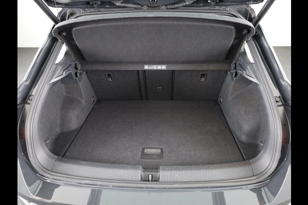 Volkswagen T-Roc 1.5 TSI Sport 150 pk Automaat (DSG) | Navigatie | Trekhaak | Parkeersensoren | Adaptieve cruise control | Elektr. achterklep |