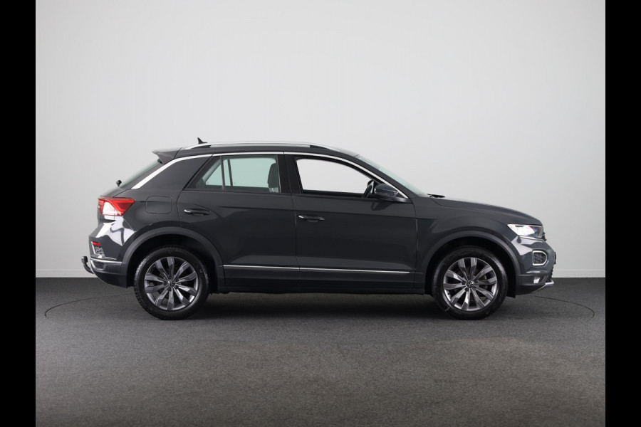 Volkswagen T-Roc 1.5 TSI Sport 150 pk Automaat (DSG) | Navigatie | Trekhaak | Parkeersensoren | Adaptieve cruise control | Elektr. achterklep |
