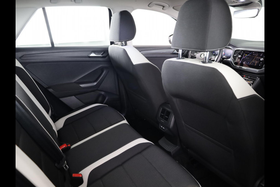 Volkswagen T-Roc 1.5 TSI Sport 150 pk Automaat (DSG) | Navigatie | Trekhaak | Parkeersensoren | Adaptieve cruise control | Elektr. achterklep |