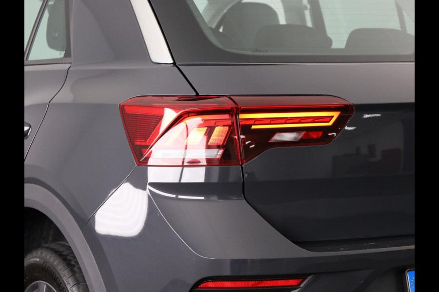 Volkswagen T-Roc 1.5 TSI Sport 150 pk Automaat (DSG) | Navigatie | Trekhaak | Parkeersensoren | Adaptieve cruise control | Elektr. achterklep |
