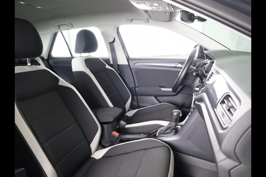 Volkswagen T-Roc 1.5 TSI Sport 150 pk Automaat (DSG) | Navigatie | Trekhaak | Parkeersensoren | Adaptieve cruise control | Elektr. achterklep |