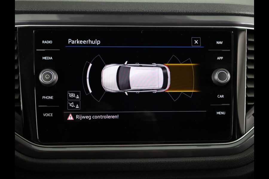 Volkswagen T-Roc 1.5 TSI Sport 150 pk Automaat (DSG) | Navigatie | Trekhaak | Parkeersensoren | Adaptieve cruise control | Elektr. achterklep |