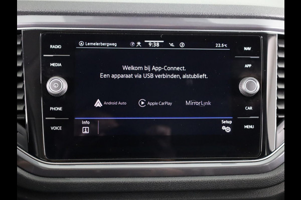 Volkswagen T-Roc 1.5 TSI Sport 150 pk Automaat (DSG) | Navigatie | Trekhaak | Parkeersensoren | Adaptieve cruise control | Elektr. achterklep |