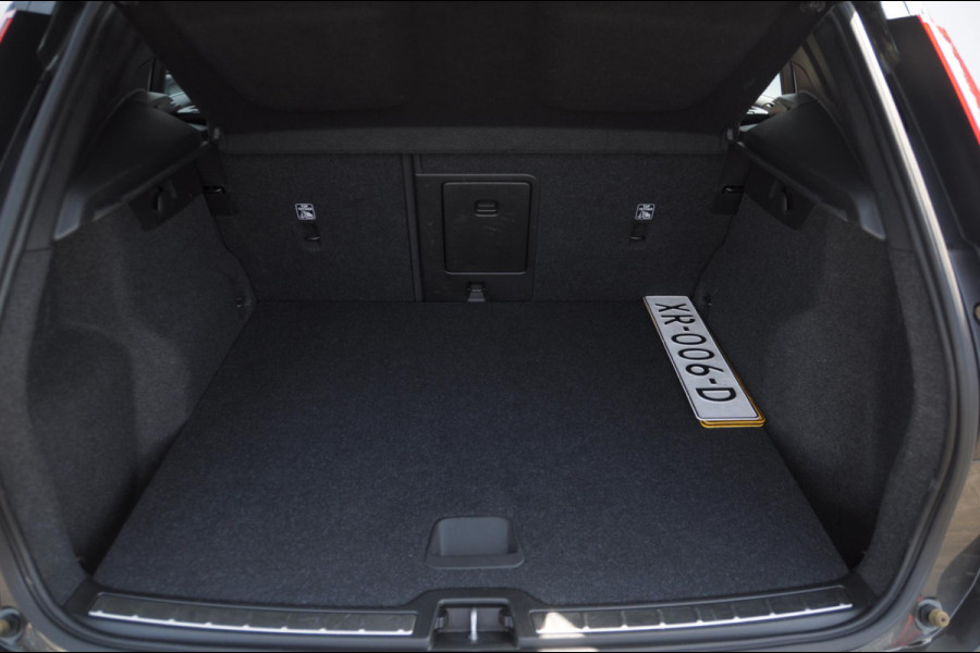 Volvo XC40 T4 190PK Automaat Inscription / Trekhaak / Adaptieve cruise control / BLIS / Stoel - Stuurwielverwarming / On Call / Parkeersensoren met 360 camera