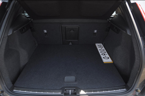 Volvo XC40 T4 190PK Automaat Inscription / Trekhaak / Adaptieve cruise control / BLIS / Stoel - Stuurwielverwarming / On Call / Parkeersensoren met 360 camera
