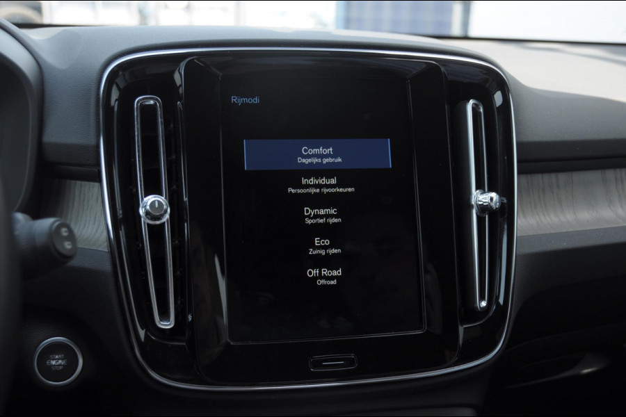 Volvo XC40 T4 190PK Automaat Inscription / Trekhaak / Adaptieve cruise control / BLIS / Stoel - Stuurwielverwarming / On Call / Parkeersensoren met 360 camera