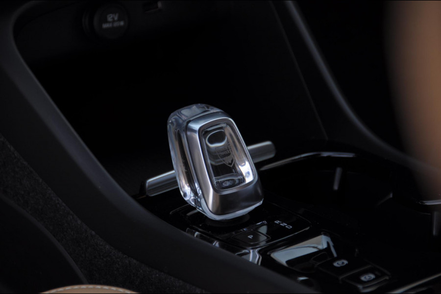 Volvo XC40 T4 190PK Automaat Inscription / Trekhaak / Adaptieve cruise control / BLIS / Stoel - Stuurwielverwarming / On Call / Parkeersensoren met 360 camera