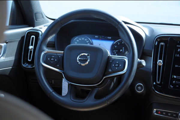 Volvo XC40 T4 190PK Automaat Inscription / Trekhaak / Adaptieve cruise control / BLIS / Stoel - Stuurwielverwarming / On Call / Parkeersensoren met 360 camera