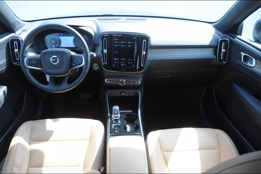 Volvo XC40 T4 190PK Automaat Inscription / Trekhaak / Adaptieve cruise control / BLIS / Stoel - Stuurwielverwarming / On Call / Parkeersensoren met 360 camera