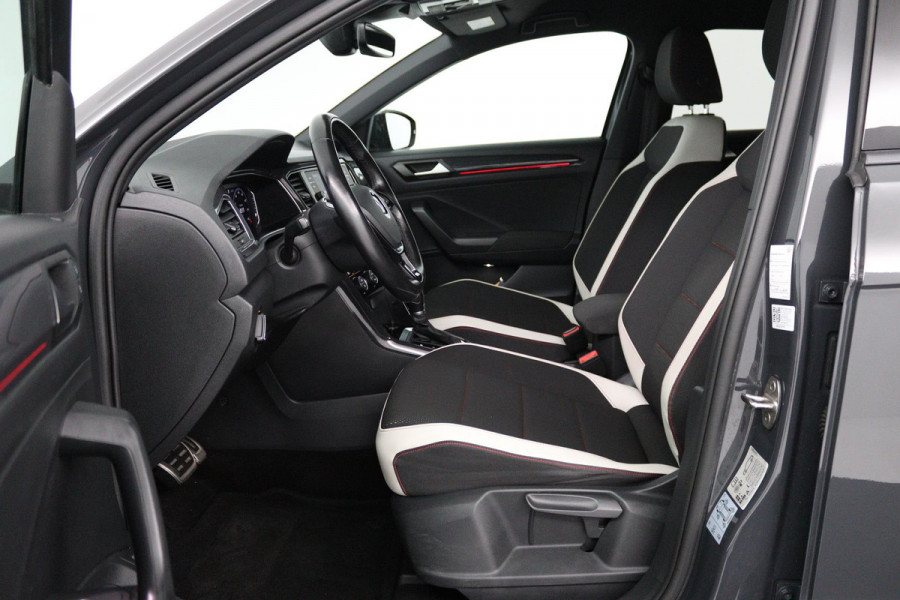 Volkswagen T-Roc 1.5 TSI Sport (TREKHAAK, DIGITALE COCKPIT, STOELVERWARMING, AUTOMAAT, ACHTERUITRIJCAMERA, SFEERVERLICHTING)