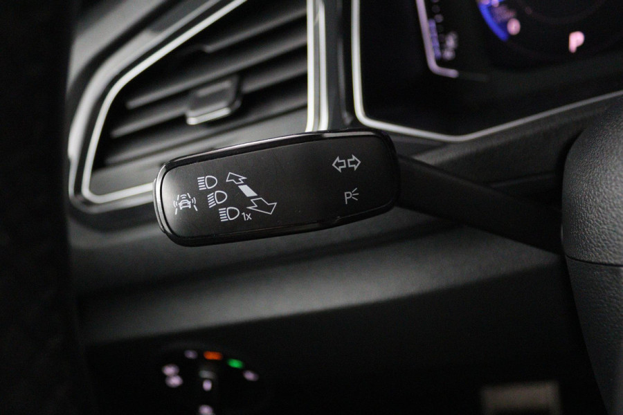 Volkswagen T-Roc 1.5 TSI Sport (TREKHAAK, DIGITALE COCKPIT, STOELVERWARMING, AUTOMAAT, ACHTERUITRIJCAMERA, SFEERVERLICHTING)