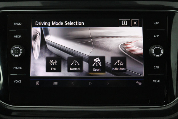 Volkswagen T-Roc 1.5 TSI Sport (TREKHAAK, DIGITALE COCKPIT, STOELVERWARMING, AUTOMAAT, ACHTERUITRIJCAMERA, SFEERVERLICHTING)